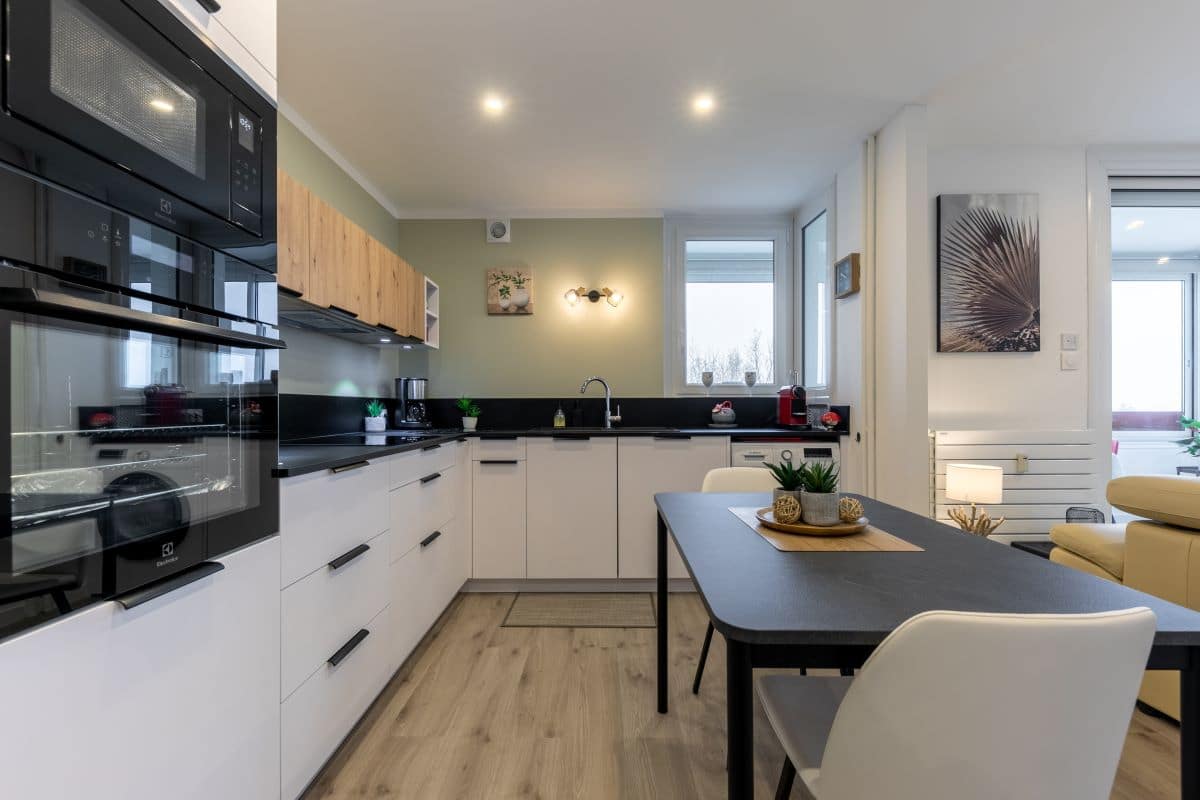 Nouvel aménagement de la cuisine - Rénovation complète d'un appartement à Décines-Charpieu par illiCO travaux