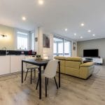 Vue cuisine/salon - Rénovation complète d'un appartement à Décines-Charpieu par illiCO travaux