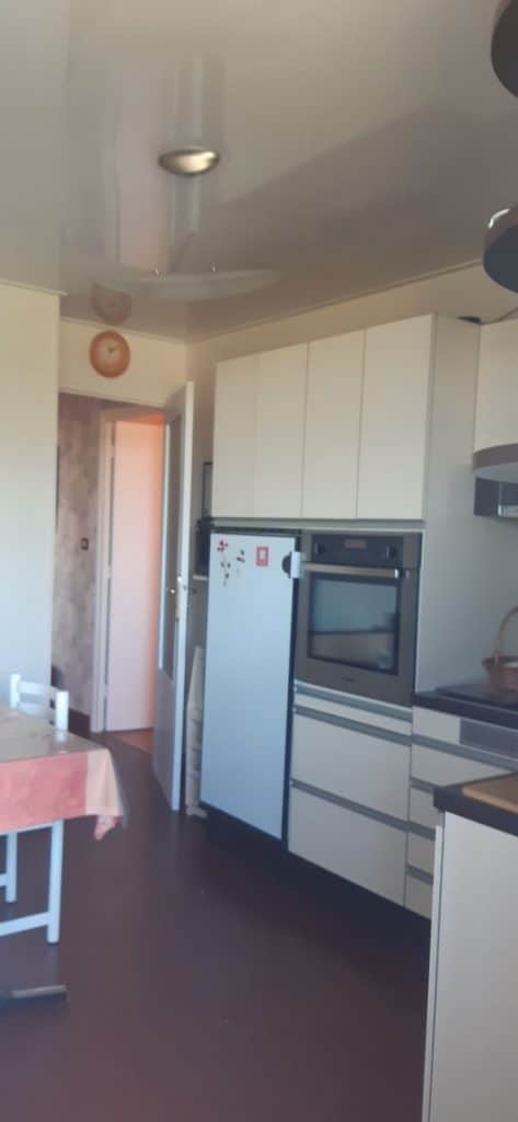 Cuisine avant travaux - Rénovation complète d'un appartement à Décines-Charpieu par illiCO travaux
