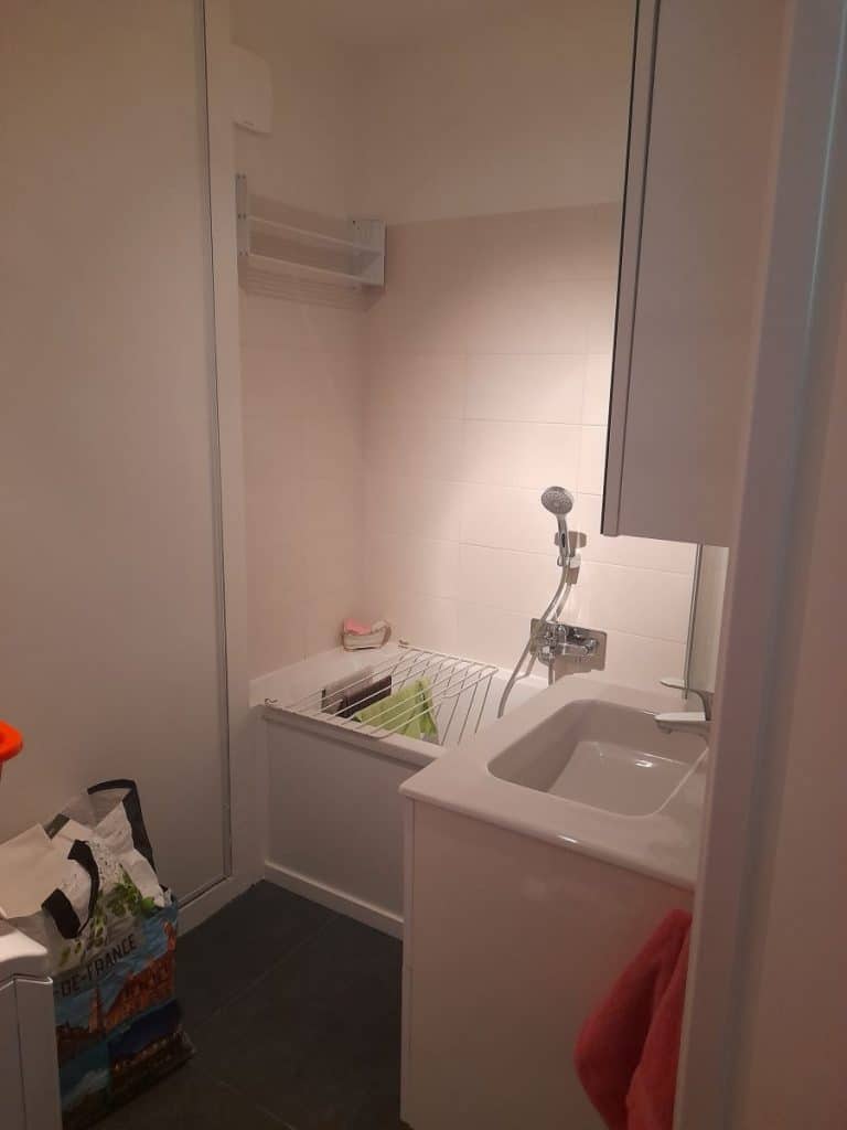 Pose d'une baignoire - Rénovation d'un appartement à Lille par illiCO travaux