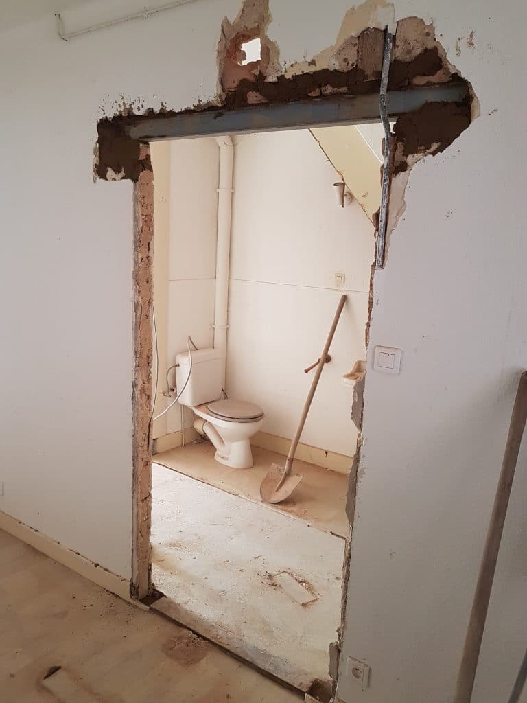 WC en travaux - rénovation d'un appartement à Westhoffen par illiCO travaux