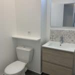 rénovation complète d'un appartement à Rueil Malmaison - salle de bain avec WC et meuble vasque