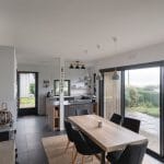 Cuisine avec salle à manger - Rénovation d'une maison à Plozévet dans le Finistère