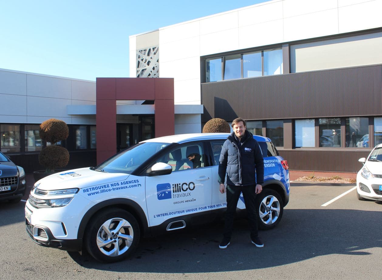 Marc Velut responsable de l'agence locale illiCO travaux Troyes Sud-Est devant voiture