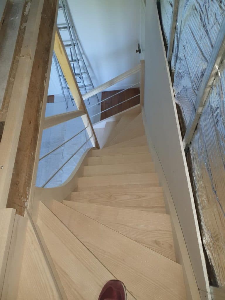 Escalier durant les travaux - Aménagement de combles dans une maison à Saint Même les Carrières
