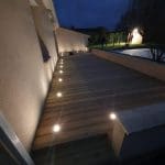 aménagements d'extérieur d'une maison à Moulidars - éclairage de la terrasse en bois