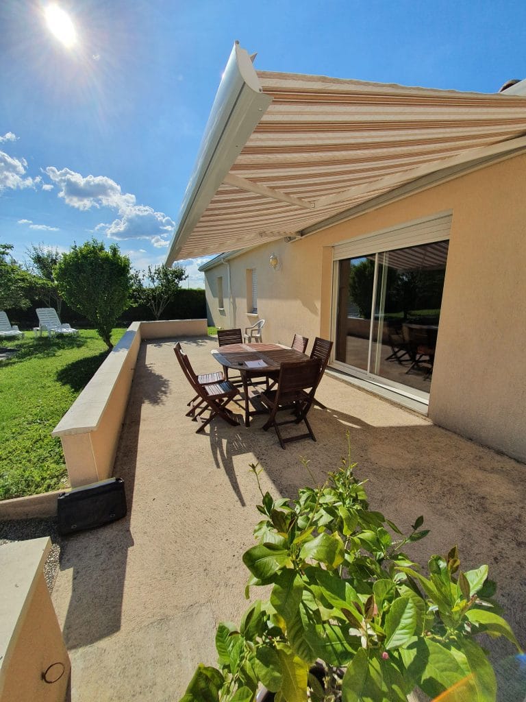 aménagements d'extérieur d'une maison à Moulidars - terrasse avant travaux de rénovation