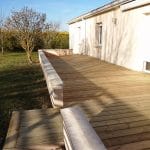 aménagements d'extérieur d'une maison à Moulidars - terrasse en bois avec rampe d'accès