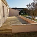 aménagements d'extérieur d'une maison à Moulidars - terrasse en bois et terrasse en travertin