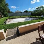 aménagements d'extérieur d'une maison à Moulidars - terrasse en bois et terrasse en travertin avant travaux de rénovation