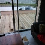 aménagements d'extérieur d'une maison à Moulidars - terrasse en bois et terrasse en travertin