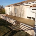 aménagements d'extérieur d'une maison à Moulidars - terrasse en bois vue d'ensemble