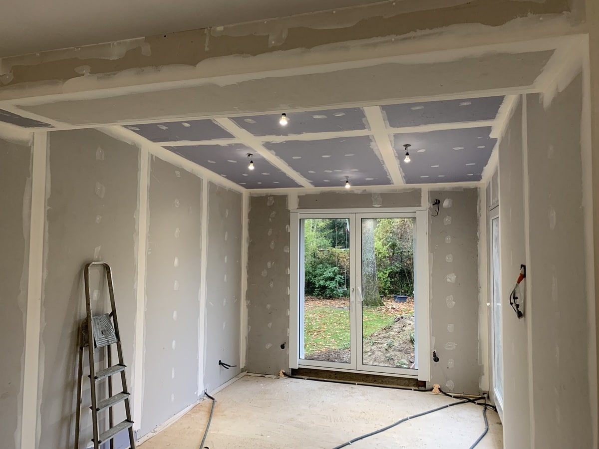 Vue de l'intérieur avec placo en cours - Extension de maison à Saint Cyr sous Dourdan