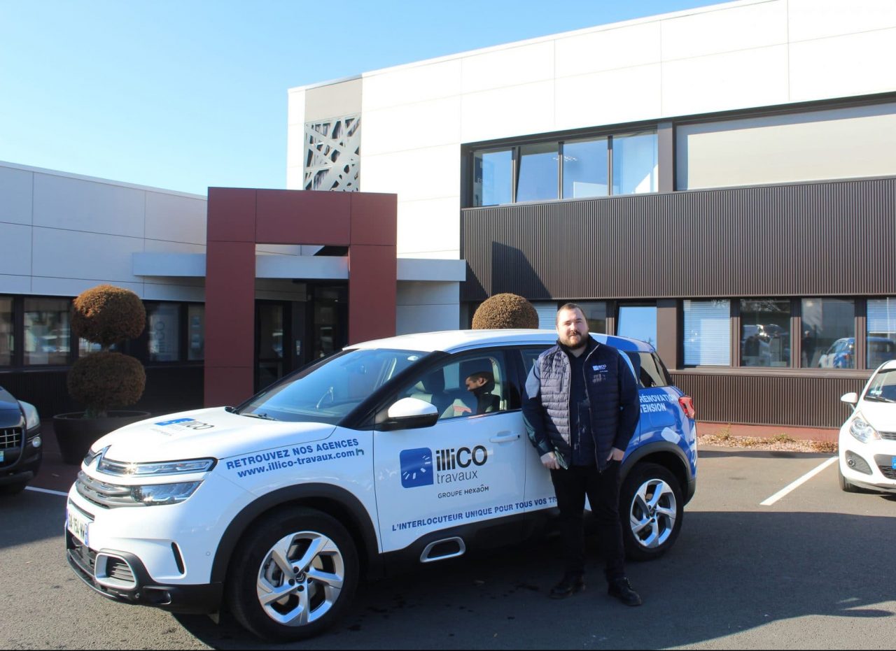 illiCO travaux Chaumont - Matthieu Kost responsable de l'agence devant voiture illiCO