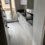 Cuisine depuis le couloir, zoom parquet - Rénovation partielle d'un appartement à Bordeaux