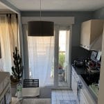 Cuisine avant travaux depuis le couloir - Rénovation partielle d'un appartement à Bordeaux