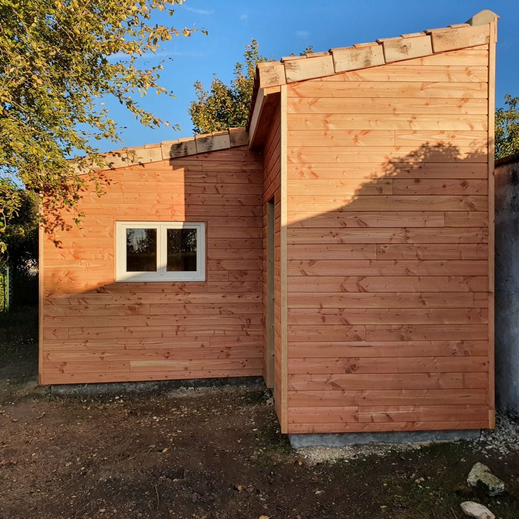 rénovation d'un abri de jardin à Moulidars - bois et fenêtre