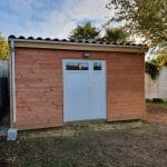 rénovation d'un abri de jardin à Moulidars - bois et porte d'entrée