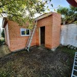 rénovation d'un abri de jardin à Moulidars - pendant travaux de rénovation pose des tuiles