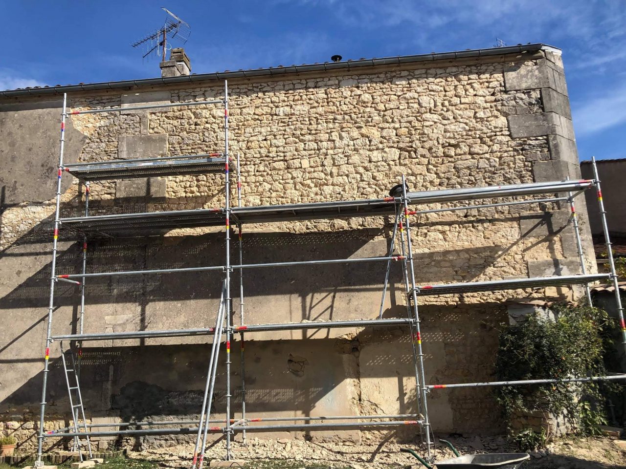 rénovation d'une façade d'une maison à Cognac - pendant travaux de rénovation