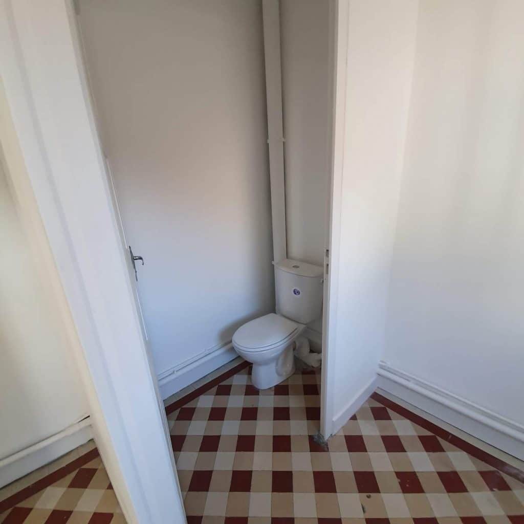 WC rénové - Rénovation d’un immeuble à Cognac