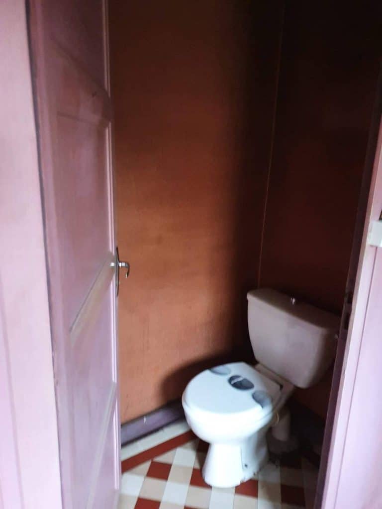 WC avant travaux - Rénovation d’un immeuble à Cognac