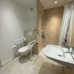 rénovation d'une salle de bain PMR à Eybens - grand espace et lumineuse