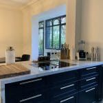 Cuisine aménagée - Extension et rénovation d'une maison d'exception à Garches