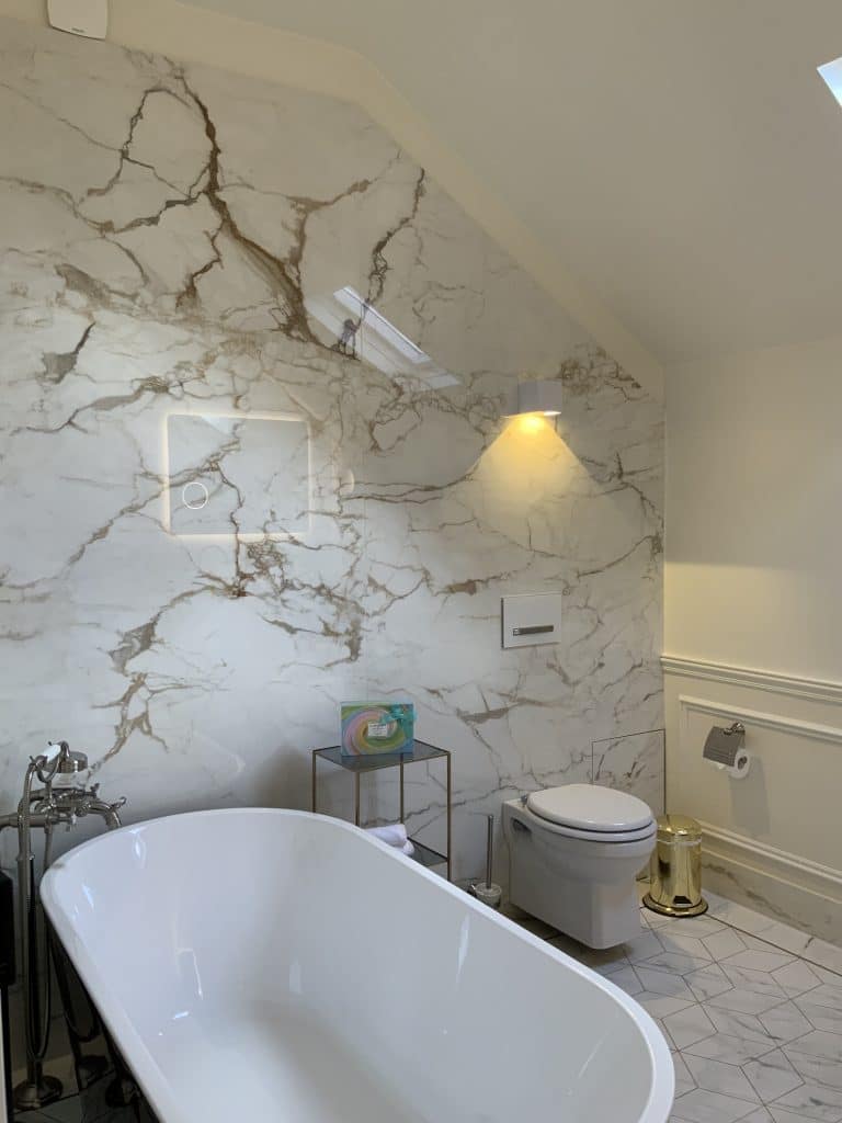 Baignoire dans salle de bain - Extension et rénovation d'une maison d'exception à Garches