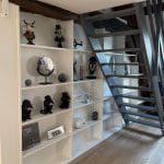 rénovation d'appartement à Orléans - menuiserie avec étagères sous escalier