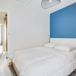 Chambre 2 avec un mur bleu - Rénovation d'un appartement au Mans en vue d'une colocation