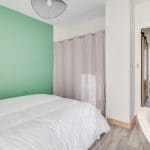 chmabre 3 avec un mur vert - Rénovation d'un appartement au Mans en vue d'une colocation