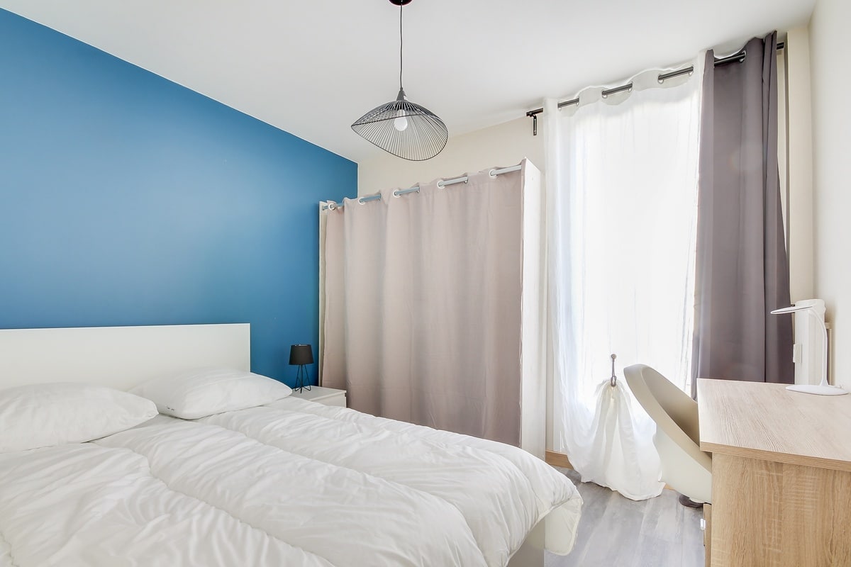 Chambre 2 avec 1 mur bleu - Rénovation d'un appartement au Mans en vue d'une colocation