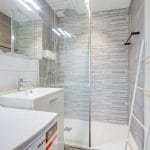 Nouvelle salle d'eau avec douche - Rénovation d'un appartement au Mans en vue d'une colocation