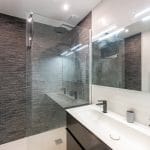 Salle de bain avec double basque et large douche - Rénovation d'un appartement à Saint Etienne en vue de sa mise en colocation