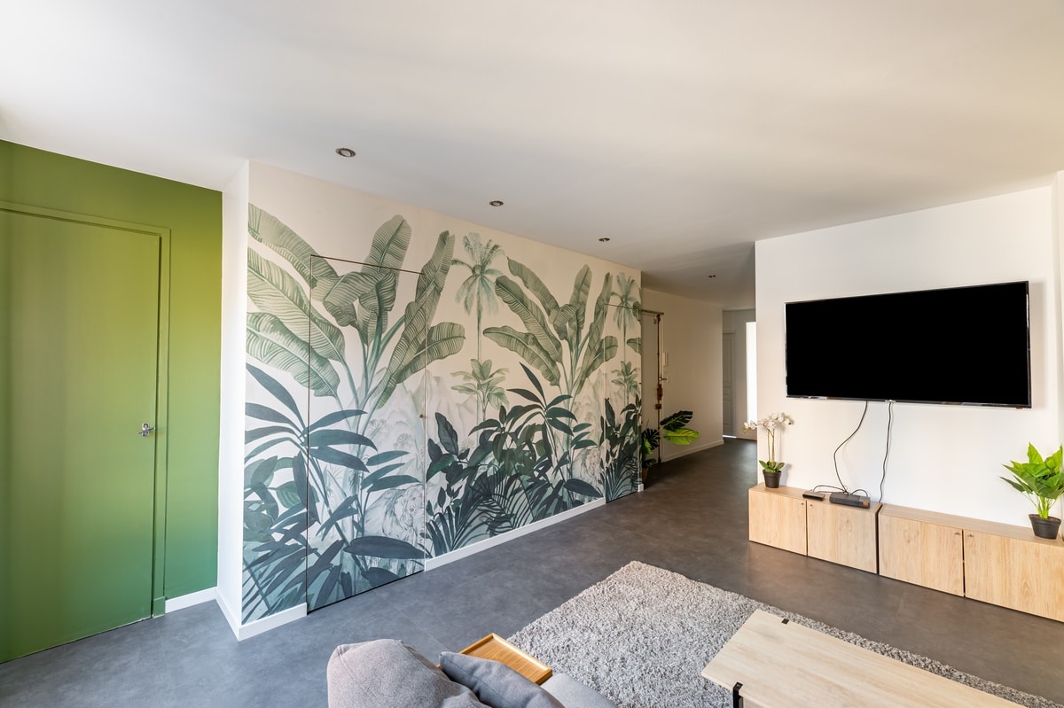 Salon avec papier peint panoramique - Rénovation d'un appartement à Saint Etienne en vue de sa mise en colocation