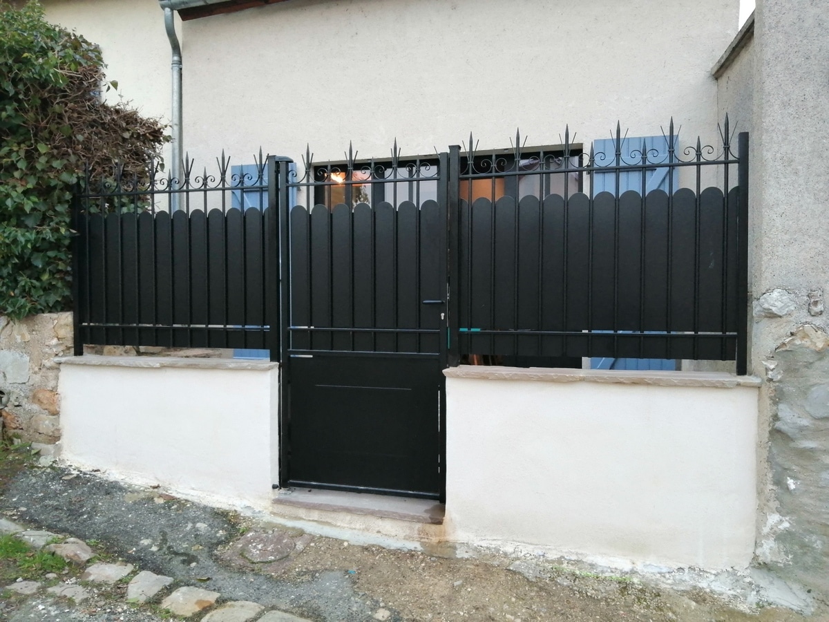 Montée d'un muret et pose d'un portillon - Rénovation des extérieurs d'une maison à Maintenon