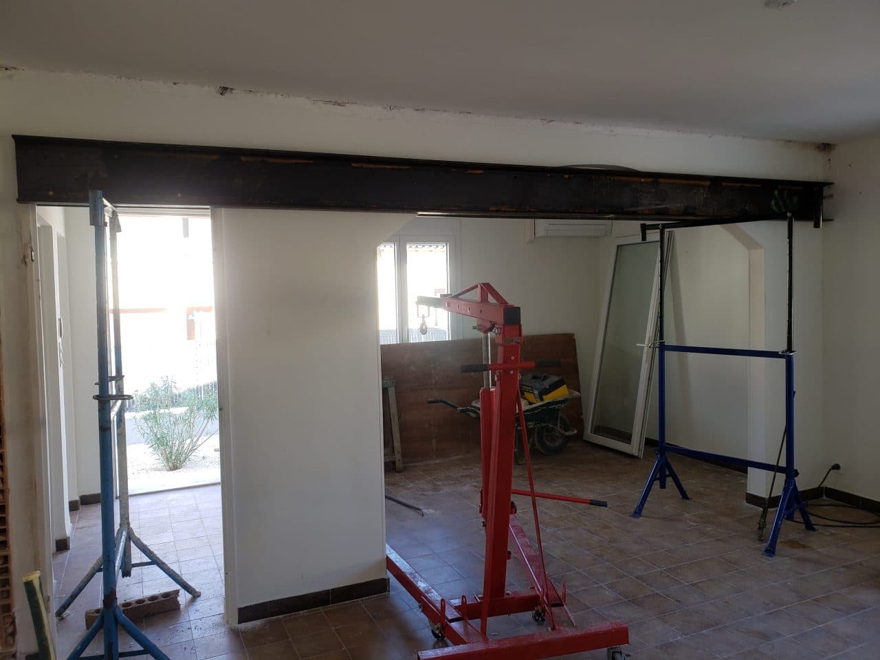 rénovation d'intérieur d'une maison à Muret - pose d'une poutre métallique pendant travaux de rénovation