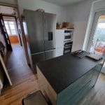 rénovation d'un rez-de-chaussée d'une maison à Plouguerneau - cuisine avec îlot central