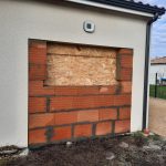 transformation d'un garage à Léognan - mur extérieur pendant travaux