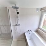 Baignoire et douche dans la nouvelle salle de bain - Aménagement d'un sous-sol à Clonas-sur-Varèze en Isère