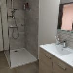 Salle d'eau avec douche et double vasque - Rénovation d'une maison à Entre-Deux-Guiers en Isère