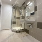 rénovation d'une salle de bain à Eybens - douche et lavabo
