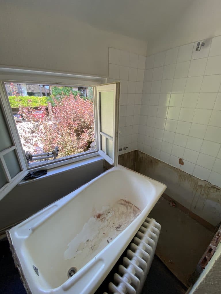 rénovation d'une salle de bain à Seyssinet-Pariset - baignoire pendant travaux de rénovation