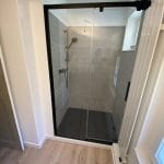 rénovation d'une salle de bain à Seyssinet-Pariset - douche porte fermée