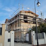 Travaux vus depuis la rue - Surélévation d'une maison à Antony
