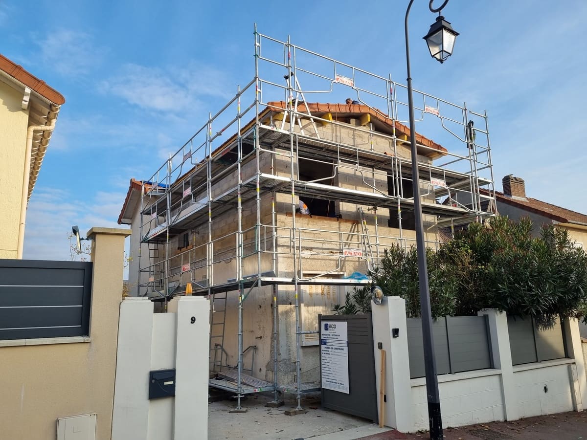 Travaux vus depuis la rue - Surélévation d'une maison à Antony