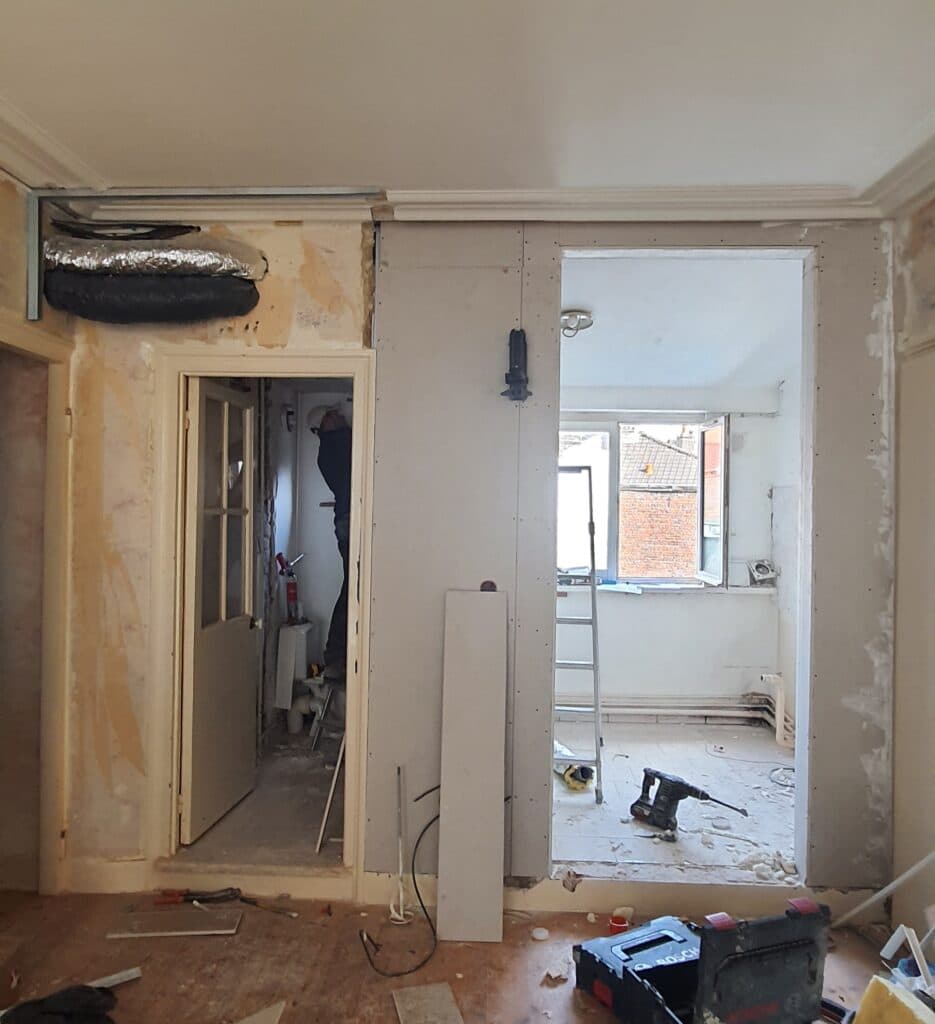 Rénovation complète d’un appartement à Lille - montage mur