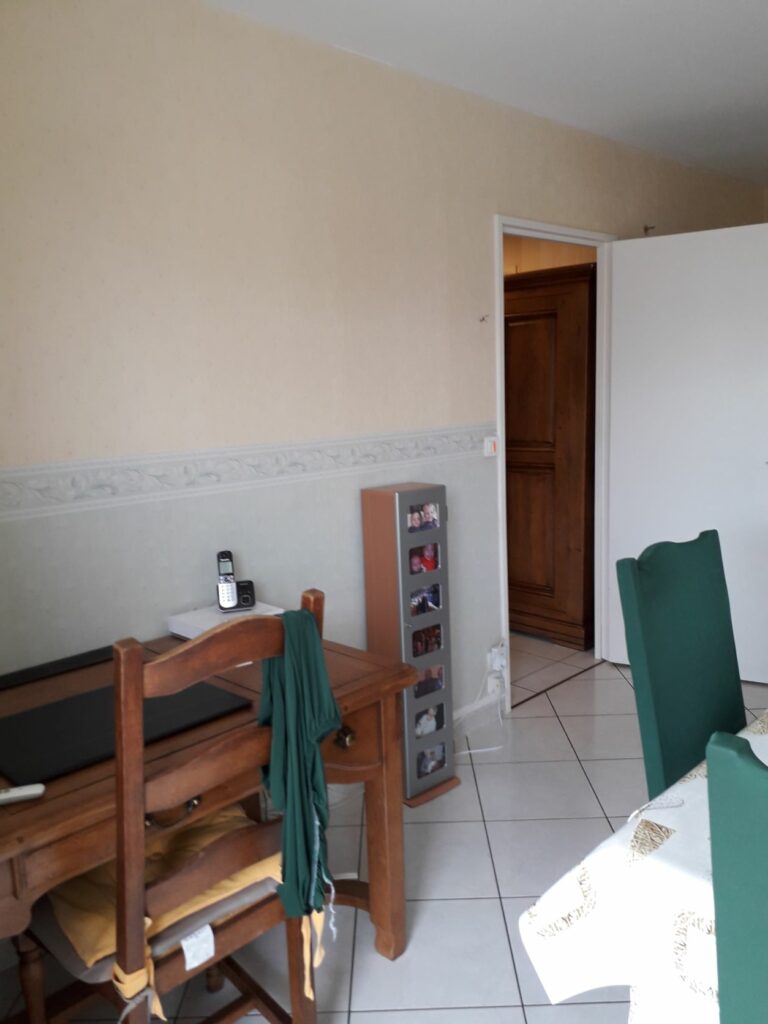 Rénovation partielle d’un appartement à Châtellerault - table et chaises