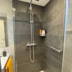 Rénovation d’une salle de bain à La Wantzenau - douche moderne grise